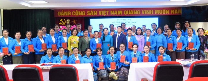 35 cán bộ Hội Liên hiệp Phụ nữ Lào hoàn thành chương trình bồi dưỡng tại Học viện Phụ nữ Việt Nam